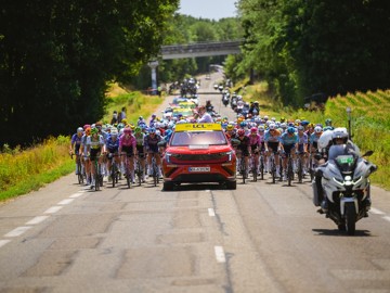 Zwycięzca Tour de France z trofeum od Skody